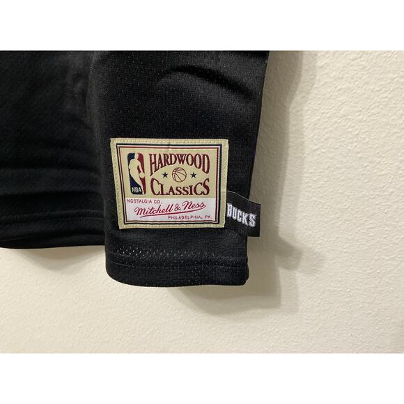 NWT Women's Mitchell & Ness Cropped Milwaukee Bucks Jersey Sz 2XL - Picture 2 of 3